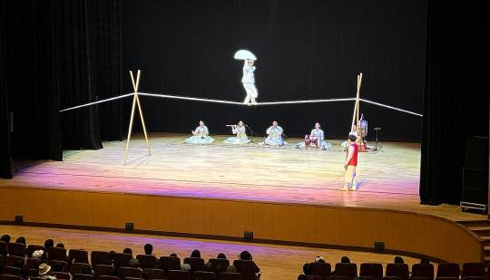 계룡시가 지난 10일 계룡문화예술의전당 대공연장에서 개최한 국립부산국악원 국악공연 '왔구나 연희야'가 관객들의 뜨거운 환호 속에 성황리에 마무리됐다. 정종만 기자