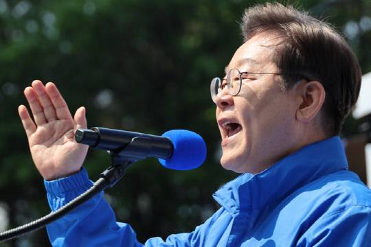 이재명 더불어민주당 대선 후보가 6·3 대통령선거 공식 선거운동 첫날인 12일 서울 광화문 청계광장에서 열린 출정식 및 첫 유세에서 후보 연설을 하고 있다. 연합뉴스