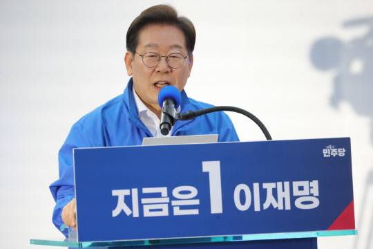 이재명 더불어민주당 대선 후보가 6·3 조기 대선 공식선거운동 첫날인 12일 오후 대전 으능정이 거리를 찾아 연설하고 있다. 김영태 기자