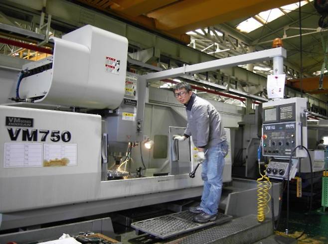 지난 1991년 대전 대덕구 대화동 대전산업단지의 작은 공장에서 시작된 삼진정밀은 현재 전국 밸브산업 제조 분야에서 부동의 1위를 차지하고 있는 대전 지역 대표 향토기업 중 하나다. 삼진정밀 대구경 수치 제어 공작 기계 모습. &nbsp;삼진정밀 제공