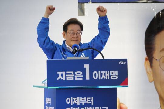 제21대 대통령 공식 선거운동 시작인일 12일 이재명 더불어민주당 대선 후보가 대전 중구 으능정리거리를 찾아 인사하고 있다. 김영태 기자