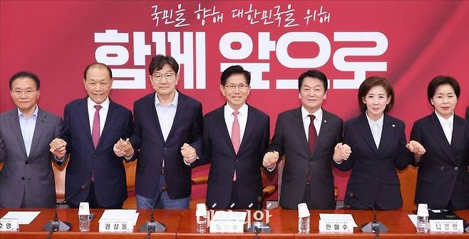 김문수 국민의힘 대선 후보가 11일 오후 국회에서 열린 선거대책위원회의에서 황우여·권성동·안철수·나경원·양향자 공동선대위원장 등과 기념촬영을 하고 있다. ⓒ데일리안 홍금표 기자