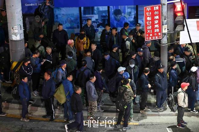 서울 구로구 남구로역 인근 인력시장에서 건설 일용직 노동자들이 일자리를 구하기 위해 장사진을 이루고 있다.ⓒ뉴시스