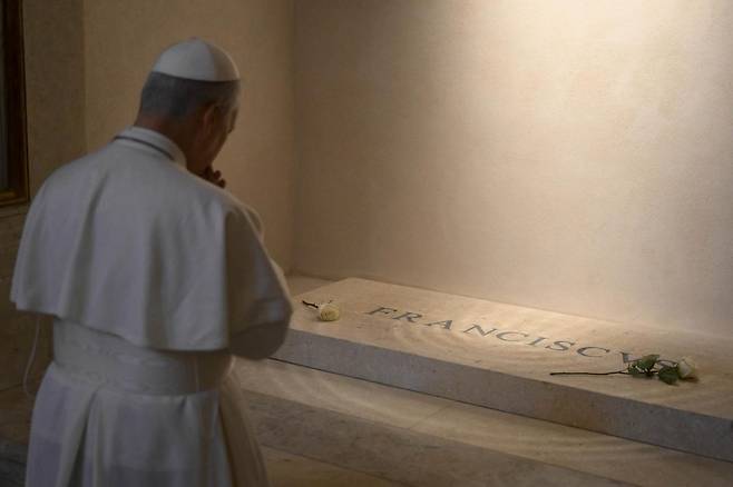 10일(현지 시간) 교황 레오 14세가 로마 산타 마리아 마조레 대성당에 마련된 프란치스코 교황 묘소에 방문해 흰 장미를 헌화한 뒤 기도하고 있다. 로마=AP 뉴시스