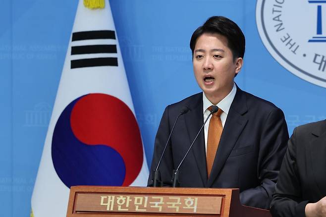 제21대 대통령선거 공식 선거운동 첫날인 12일 오전 이준석 개혁신당 대선 후보가 서울 여의도 국회 소통관에서 열린 선거 구상 발표 기자회견에서 발언하고 있다. 2025.05.12.뉴시스