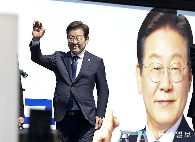 더불어민주당 이재명 대선 후보가 12일 오전 서울 중구 청계광장에서 열린 중앙선거대책위원회 출범식 및 첫 유세에서 지지자들을 향해 손을 흔들고 있다. 사진공동취재단