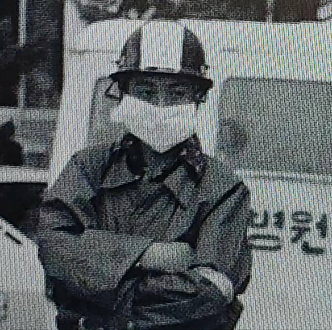 외신기자가 1980년 5월 26일 오후 4시경 광주 동구 전남도청 정문 앞에서 김재귀 씨를 촬영했다. 5·18 민중항쟁 기동 타격대 동지회 제공