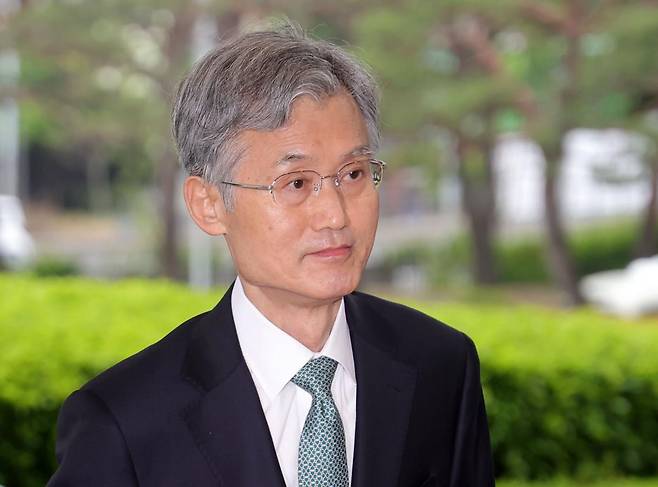 더불어민주당이 이재명 대선 후보의 파기환송 판결 관련 조희대 대법원장에게 자진 사퇴를 공식 요구한 가운데 조 대법원장이 9일 오전 서울 서초구 대법원으로 출근하고 있다. 2025.05.09. 뉴시스