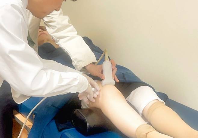 주지현 서울성모병원 류마티스내과 교수가 3D 연골 세포치료제를 환자에게 투여하고 있다. 가톨릭의료원 제공