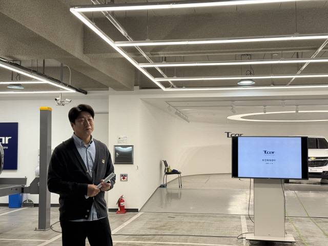 강병준 롯데렌탈 T카영업팀 팀장이 지난 8일 경기도 부천 T카 부천 매매센터에서 중고차 사업을 소개하고 있다.