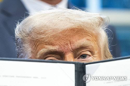 행정명령 서명하는 트럼프 대통령. EPA 연합뉴스