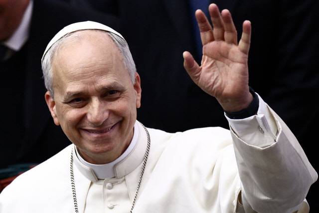 교황 레오14세가 12일 바티칸시티에서 열린 언론과 만남에서 손을 들어 인사하고 있다. 바티카시티 로이터=연합뉴스