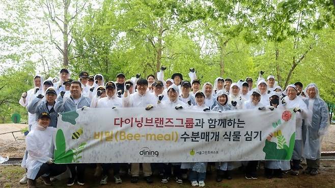 다이닝브랜즈그룹, '수분 매개 식물 심기' 캠페인 전개