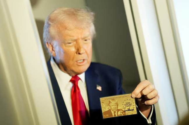 트럼프 대통령이 전용기 에어포스원 기내에서 70억원대 영주권 카드인 '골드 카드'를 보여주고 있다. 사진=로이터 연합뉴스