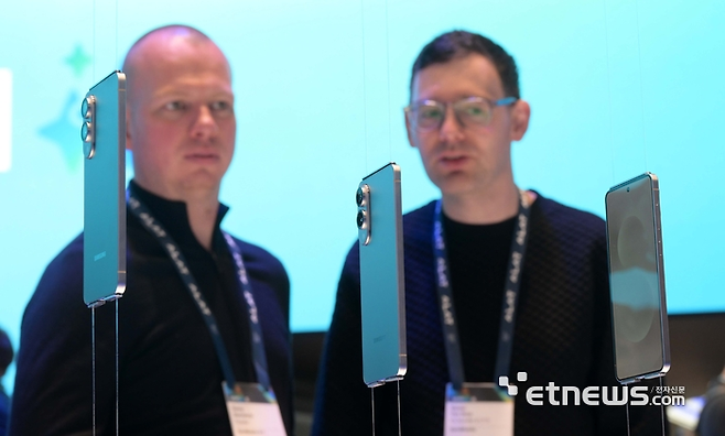 세계 최대 이동통신 박람회 MWC25(모바일 월드 콩그레스)에 마련된 삼성전자 부스에서 관람객이 역대 갤럭시S 시리즈 중 가장 얇은 디자인의 '갤럭시S25 엣지'를 살펴보고 있다. 바르셀로나(스페인)=김민수기자 mskim@etnews.com