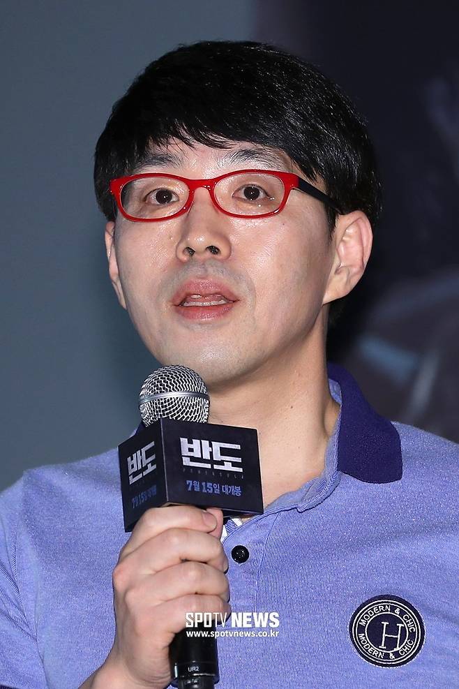 영화평론가 이동진이 빨간 뿔테안경을 착용하는 이유.JPG