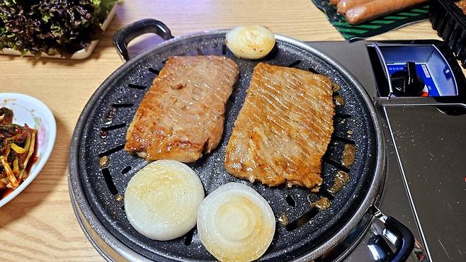 20250511_204448.jpg 저녁 양념소갈비와 소시지