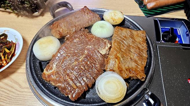 20250511_204536.jpg 저녁 양념소갈비와 소시지