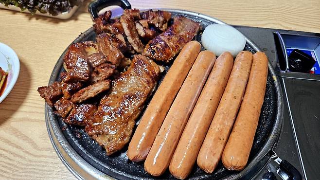 20250511_210146.jpg 저녁 양념소갈비와 소시지