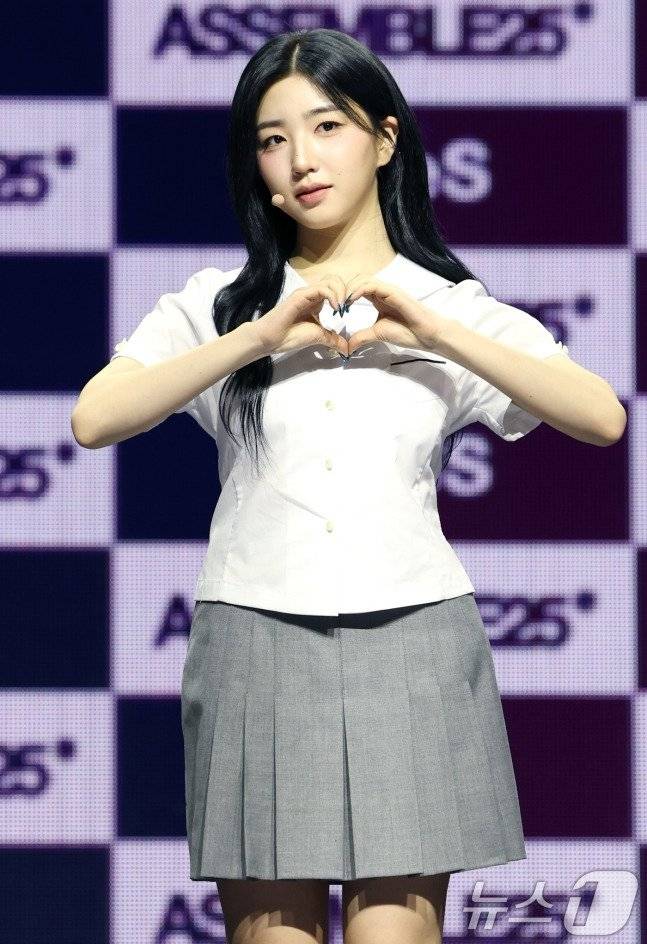 oGeexU.jpg 오늘자 한국식 교복 입고 쇼케이스 한 트리플에스