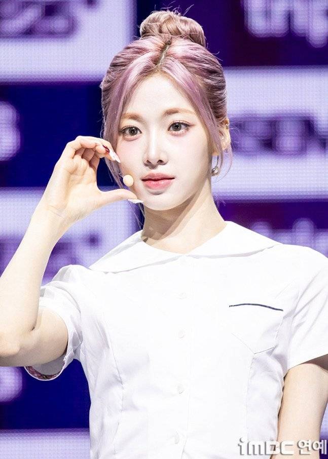 WddwsP.jpg 오늘자 한국식 교복 입고 쇼케이스 한 트리플에스