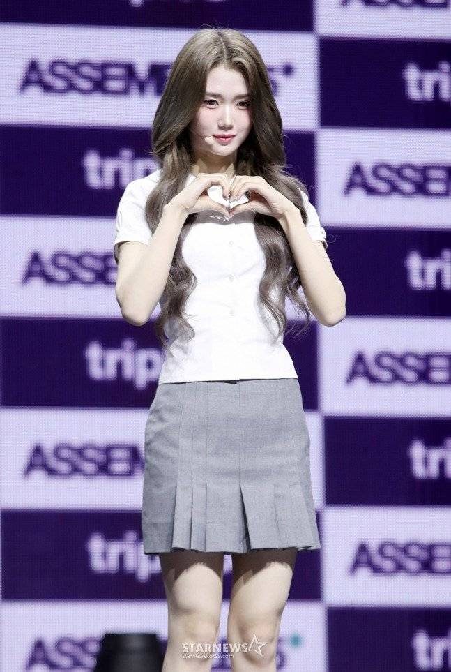 QIoQqP.jpg 오늘자 한국식 교복 입고 쇼케이스 한 트리플에스