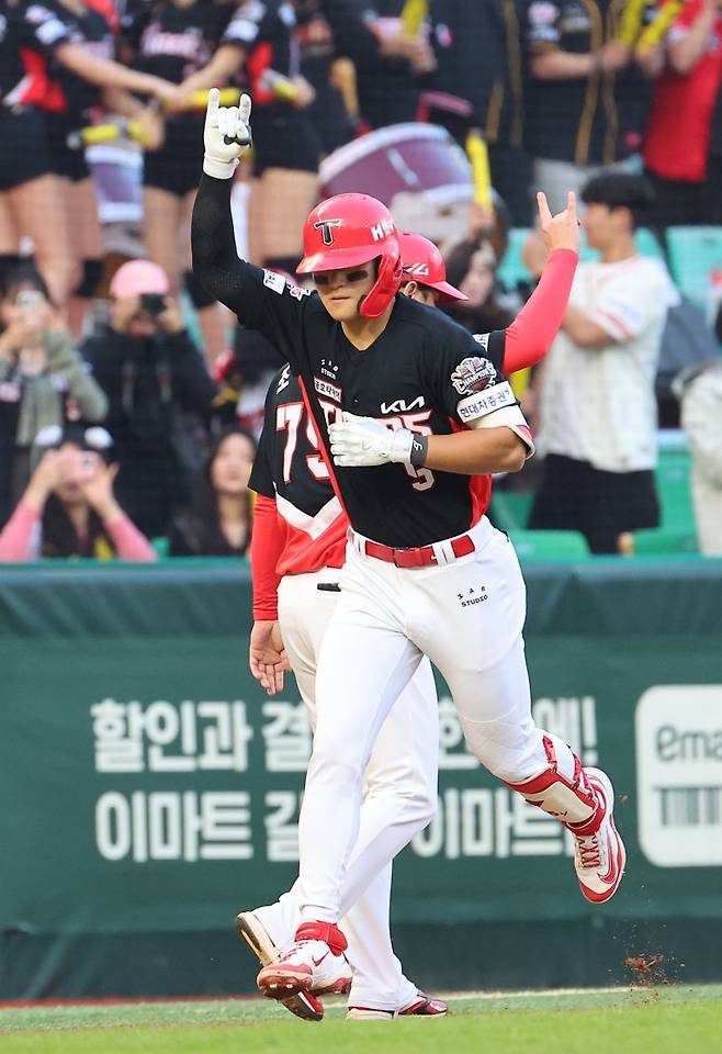 인천 SSG랜더스필드에서 열린 프로야구 2025 신한 SOL 뱅크 KBO리그 KIA 타이거즈와 SSG 랜더스의 더블헤더 2차전. 4회 초 1사 상황에서 KIA 김도영이 솔로홈런을 치고 베이스를 돌고 있다. 뉴스1