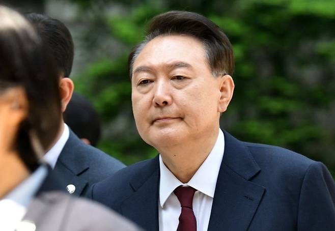 내란 우두머리 혐의로 재판에 넘겨진 윤석열 전 대통령이 12일 오전 서울 서초구 서울중앙지법에서 열린 세 번째 공판에 출석하고 있다. 사진=뉴시스