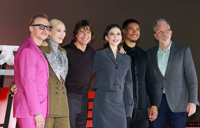 할리우드 배우 사이먼 페그(왼쪽부터)와 폼 크레멘티에프, 톰 크루즈, 헤일리 앳웰, 그렉 타잔 데이비스, 스티브 맥쿼리 감독이 지난 8일 서울 송파구 올림픽로 롯데시네마 월드타워점에서 열린 영화 '미션 임파서블: 파이널 레코닝' 기자간담회에 참석해 포즈를 취하고 있다. 뉴스1