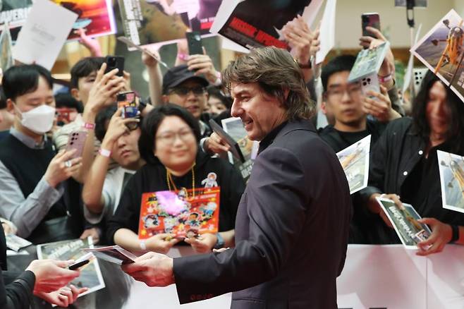 할리우드 배우 톰 크루즈가 지난 8일 서울 송파구 롯데월드 아이스링크에서 열린 영화 '미션 임파서블: 파이널 레코닝' 레드카펫 행사에서 팬서비스를 하고 있다. 연합뉴스