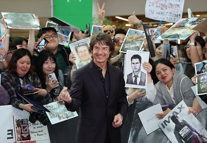 할리우드 배우 톰 크루즈가 지난 8일 서울 송파구 롯데월드 아이스링크에서 열린 영화 '미션 임파서블: 파이널 ‘레코딩 레드카펫 행사에서 포즈를 취하고 있다. 뉴스1