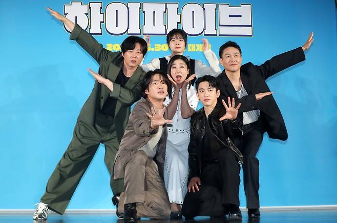 배우 김희원(왼쪽부터), 안재홍, 이재인, 라미란, 박진영, 오정세가 12일 오전 서울 광진구 롯데시네마 건대입구점에서 열린 영화 '하이파이브'(감독 강형철) 제작보고회에서 포즈를 취하고 있다. 뉴시스