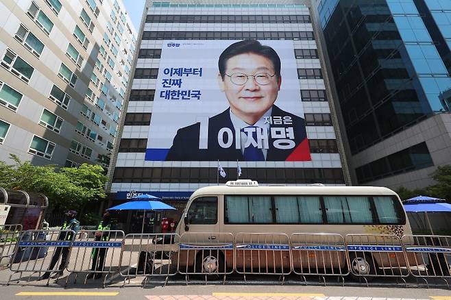 공식 선거운동 시작, 이재명 후보 대형 사진 걸린 민주당사 (서울=연합뉴스) 김도훈 기자 = 제21대 대통령선거 공식 선거운동 첫날인 12일 서울 여의도 민주당사 외벽에 이재명 후보의 대형 사진이 걸려 있다. 2025.5.12 superdoo82@yna.co.kr (끝) /사진=연합 지면화상