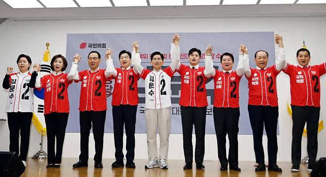 김문수 국민의힘 대선후보와 새로 지명된 김용태 비상대책위원장을 비롯한 공동선대위원장들이 12일 서울 여의도 중앙당사에서 열린 '중앙선대위 출범식'에서 기념촬영을 하고 있다. 왼쪽부터 주호영·권성동 공동선대위원장, 김 후보, 김 비대위원장, 안철수 공동선대위원장. 나머지 공동선대위원장에는 황우여·나경원·양향자 위원장 등이 포진해 있다. 사진=박범준 기자