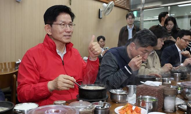 김문수 국민의힘 대선후보가 선거운동 첫 날인 12일 서울 송파구 가락시장을 새벽에 찾아 상인들과 순대국밥을 먹으며 대화하고 있다. 연합뉴스