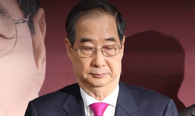 11일 한덕수 대통령선거 예비후보가 서울 여의도 캠프 사무실에서 기자회견을 마친 뒤 이동하고 있다. 연합뉴스