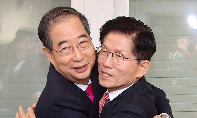 김문수 국민의힘 대통령 후보와 한덕수 전 국무총리가 11일 서울 여의도 국민의힘 대선후보 사무실에서 포옹하고 있다. 공동취재사진