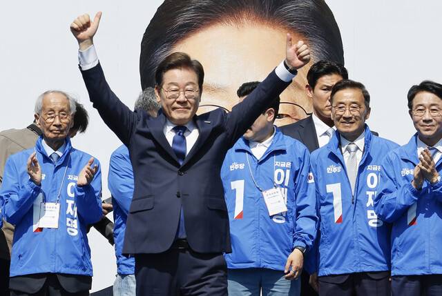 더불어민주당 이재명 대통령 후보가 6·3 대통령선거 공식 선거운동 첫날인 12일 \'빛의 혁명\'을 상징하는 공간인 서울 광화문 청계광장에서 첫 유세를 시작하며 두 팔을 번쩍 들고 있다. 공동취재사진