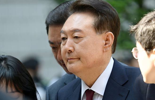 윤석열 전 대통령이 12일 서울 서초구 중앙지방법원에서 열린 내란 우두머리 혐의, 직권남용 권리행사방해 혐의 사건 3차 공판에 출석하고 있다. 사진공동취재단