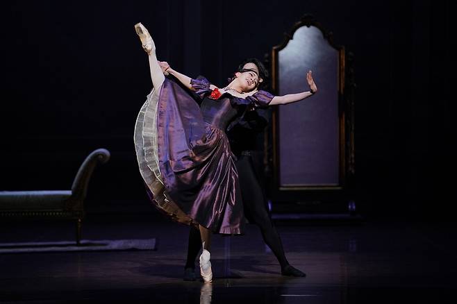 전설적인 안무가 존 노이마이어가 1978년 만든 드라마 발레 ‘카멜리아 레이디’ 공연 장면. 노이마이어가 서울을 찾아 국립발레단을 지도했다. 국립발레단 제공