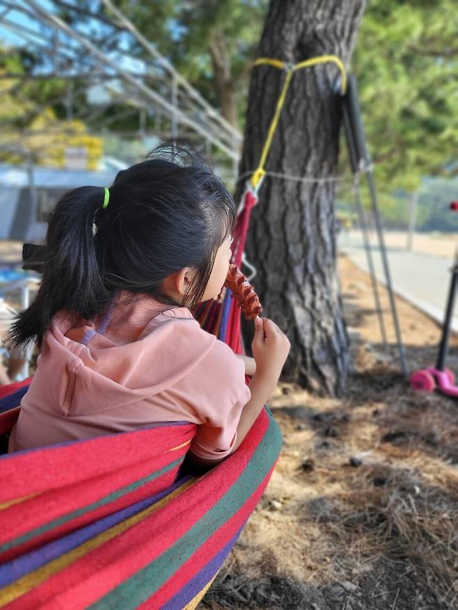 자연에서의 휴식과 다양한 활동을 통해 오감을 깨우는 아이들. 사진은 평소 캠핑을 자주 즐기는 강수연씨의 자녀 박세연 어린이. 강수연씨 제공