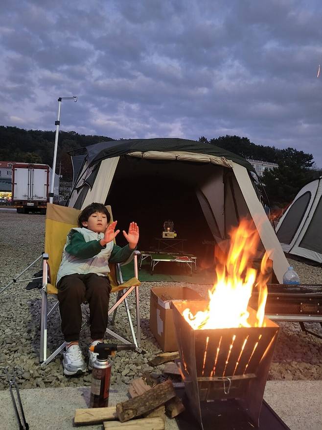 자연에서의 휴식과 다양한 활동을 통해 오감을 깨우는 아이들. 사진은 평소 캠핑을 자주 즐기는 강수연씨의 자녀 박지환 어린이. 강수연씨 제공