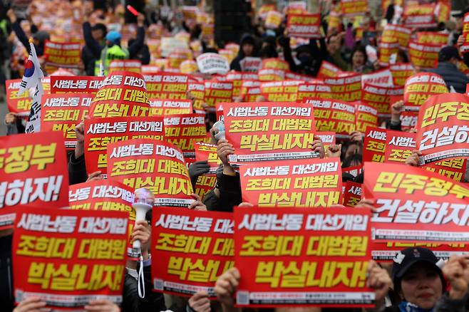 2025년 5월 3일 오후 서울 서초구 대법원 부근에서 열린 138차 전국집중 촛불대행진에서 참가자들이 이재명 더불어민주당 대선 후보의 공직선거법 위반 사건에 대해 졸속 판결을 낸 조희대 대법원을 비판하는 시위를 벌이고 있다. 한겨레 김영원 기자 forever@hani.co.kr