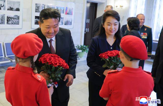 김정은(왼쪽) 북한 국무위원장이 소련의 제2차 세계대전 승리(전승절) 80주년을 맞아 9일 딸 주애와 함께 평양 주재 러시아 대사관을 방문했다고 조선중앙통신이 10일 보도했다. 평양=조선중앙통신 연합뉴스