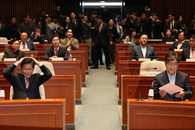 김문수(왼쪽) 국민의힘 대선 후보가 11일 서울 여의도 국회에서 열린 의원총회에 참석해 있다. 오른쪽은 권성동 원내대표. 연합뉴스