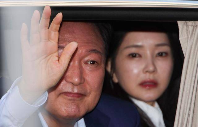 윤석열(왼쪽) 전 대통령과 김건희 여사가 지난달 11일 서울 용산구 한남동 관저에서 나와 서초동 사저로 향하며 차량 안에서 지지자들에게 인사하고 있다. 연합뉴스