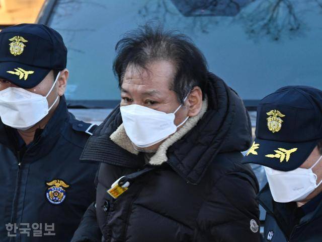 '건진법사' 전성배씨가 지난해 12월 19일 서울 양천구 서울남부지법에서 열린 구속 전 피의자심문에 출석하고 있다. 법원은 전씨의 구속영장을 기각했다. 홍인기 기자