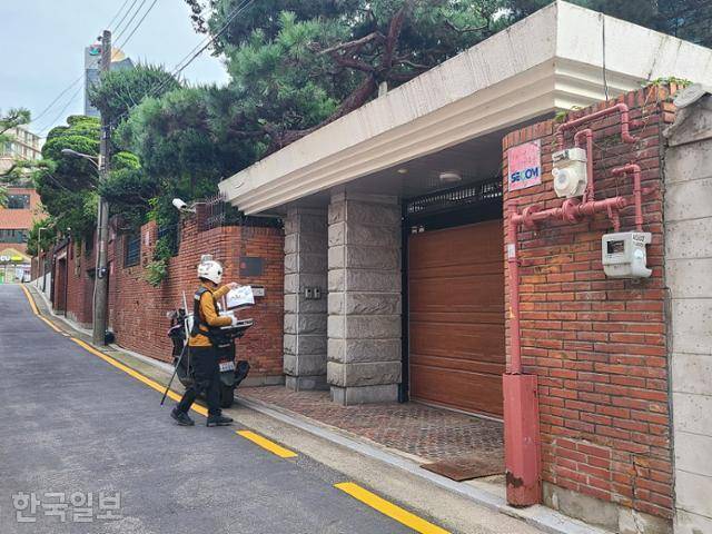 2022년 9월 건진법사 전성배씨 법당이 있는 서울 강남구 주택에 한 배달원이 서 있다. 조소진 기자
