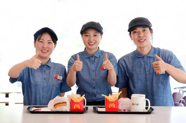 맥도날드 사내 경연대회 '그릴마스터 콘테스트'에서 우승한 경기 안산시 안산고잔DT점의 김수연(왼쪽부터), 김은진, 한재웅 크루. 한국맥도날드 제공