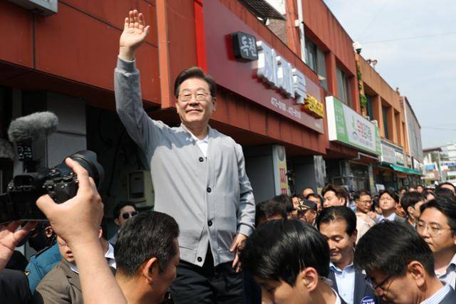 11일 이재명 더불어민주당 대선 후보가 전남 강진 해남을 거쳐 영암 거리를 마지막으로 경청투어를 마쳤다. 영암=고영권 기자